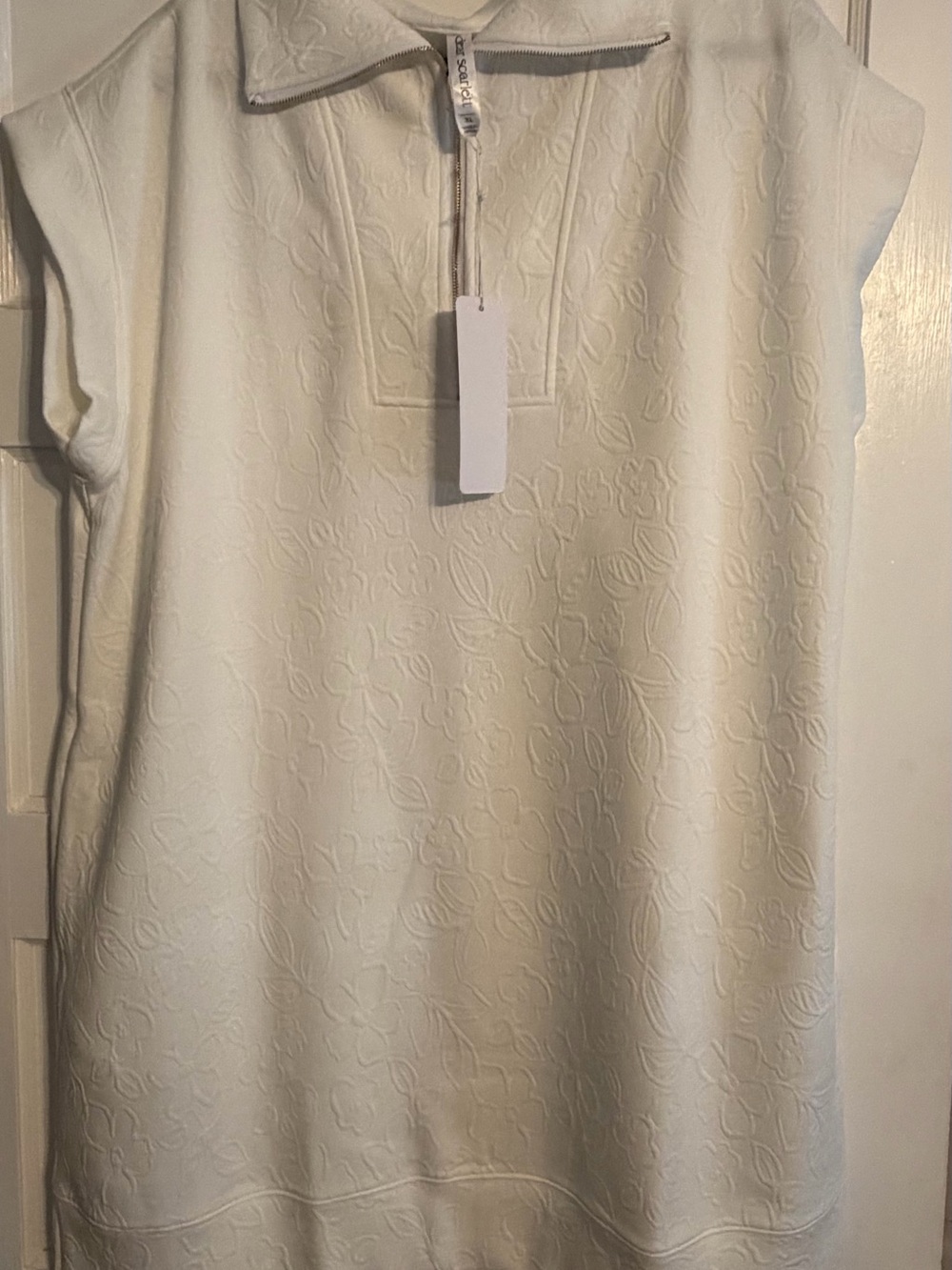 Dear Scarlett Ivory Embossed Floral Half-Zip Tunic Top – Size XL – NWT